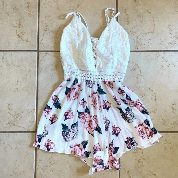 *SOLD ON OTHER SITE* Streetwear Society Floral Romper Size Medium - Picture 6 of 12